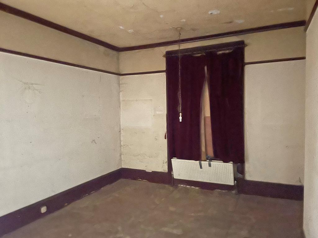 Lot: 3 - SPACIOUS MAISONETTE AND GARAGE REQUIRING COMPLETE REFURBISHMENT - Main bedroom